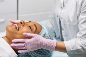 Klinika medycyny estetycznej oferuje zabieg z użyciem biostymulatory skóry 